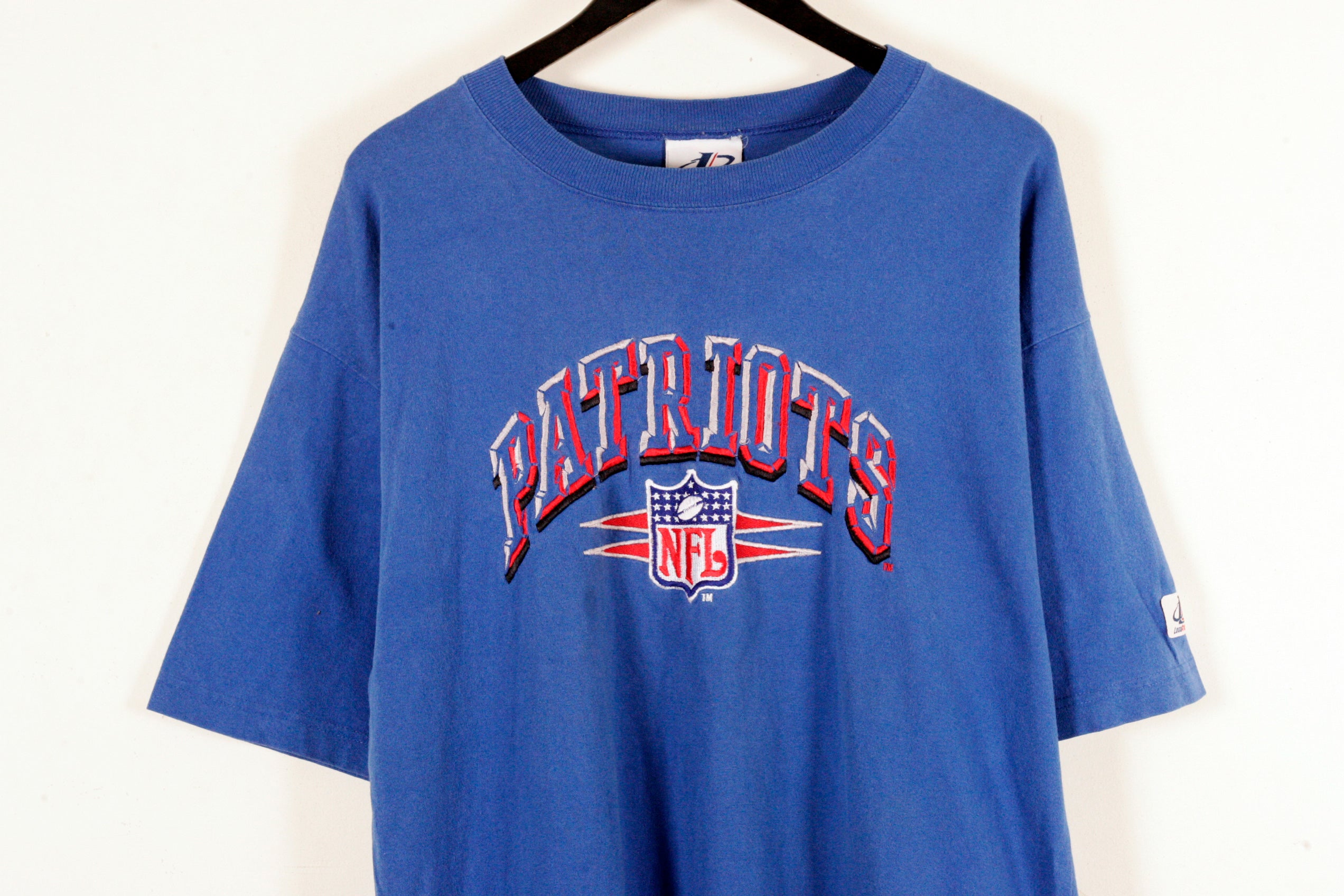 NEW ENGLAND PATRIOTS VINTAGE 90s LOGO ATHLETIC NFL FOOTBALL TSHIRT LARGE