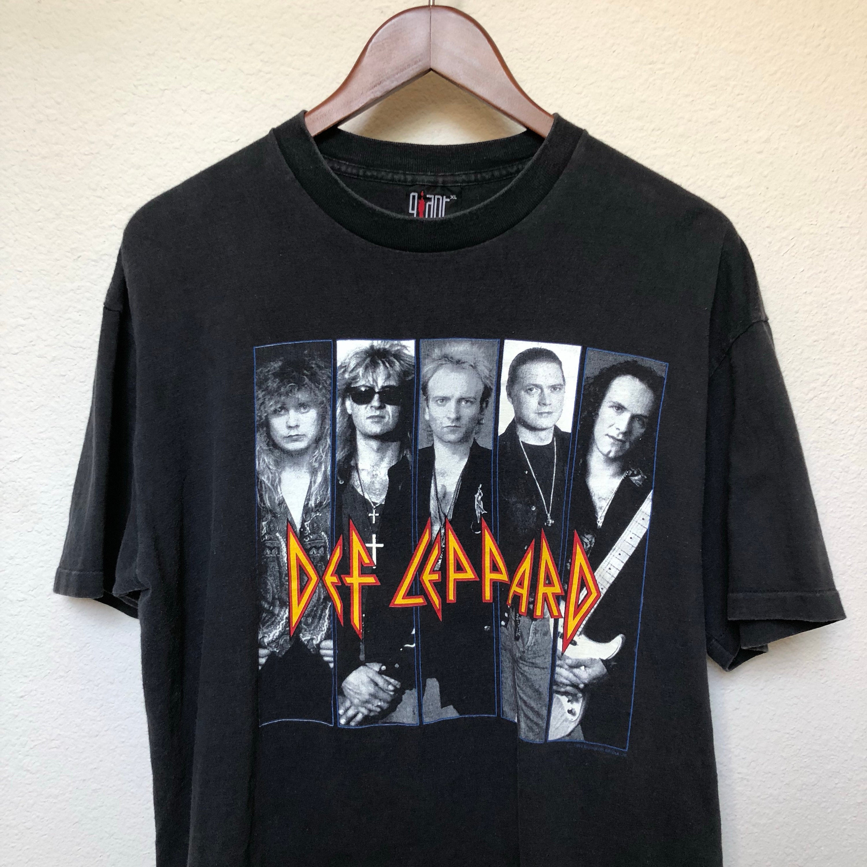 Vintage 90's Black T-Shirt Def Leppard Graphic by Giant by Tee