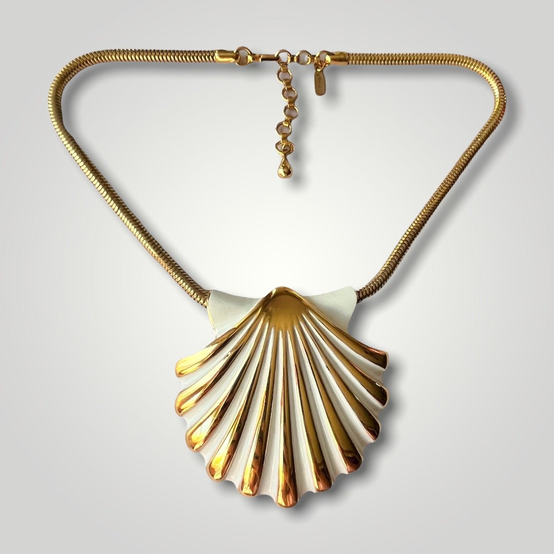 Marvelous Vintage Monet Shell Pendant Necklace 70s 80s By Monet Shop Thrilling 4071