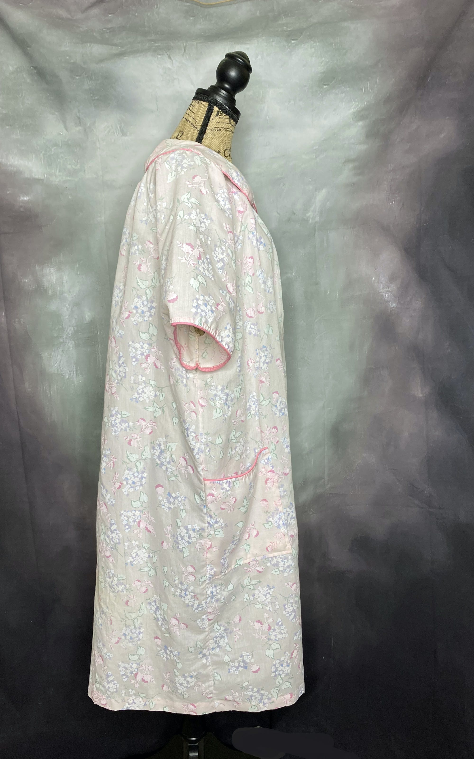 Vintage 80's Pastel Snap Front Short Sleeve Housecoat | Shop THRILLING