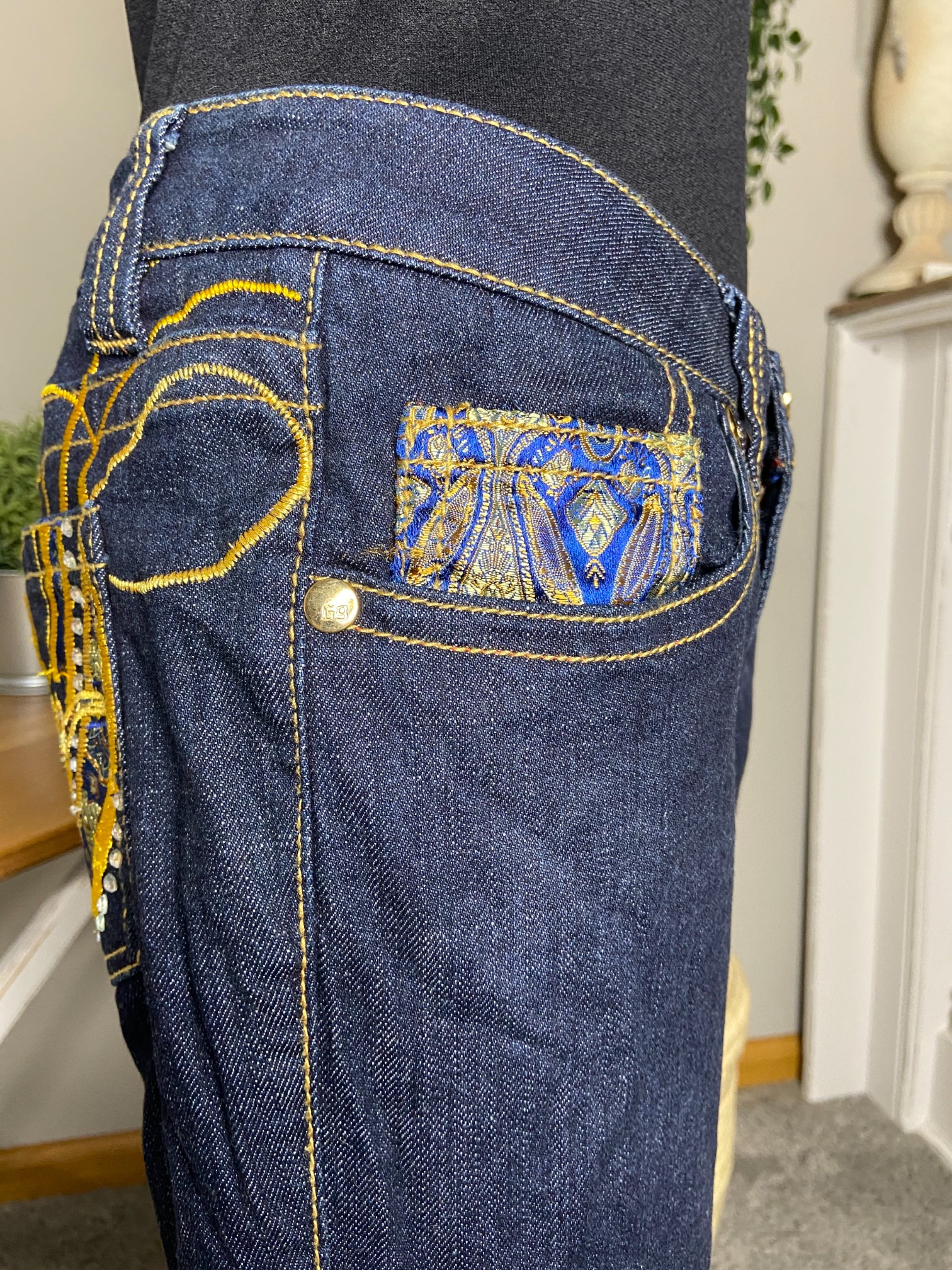 Coogi Embroidered Acid Wash Capri Jeans Size 18 main image 0