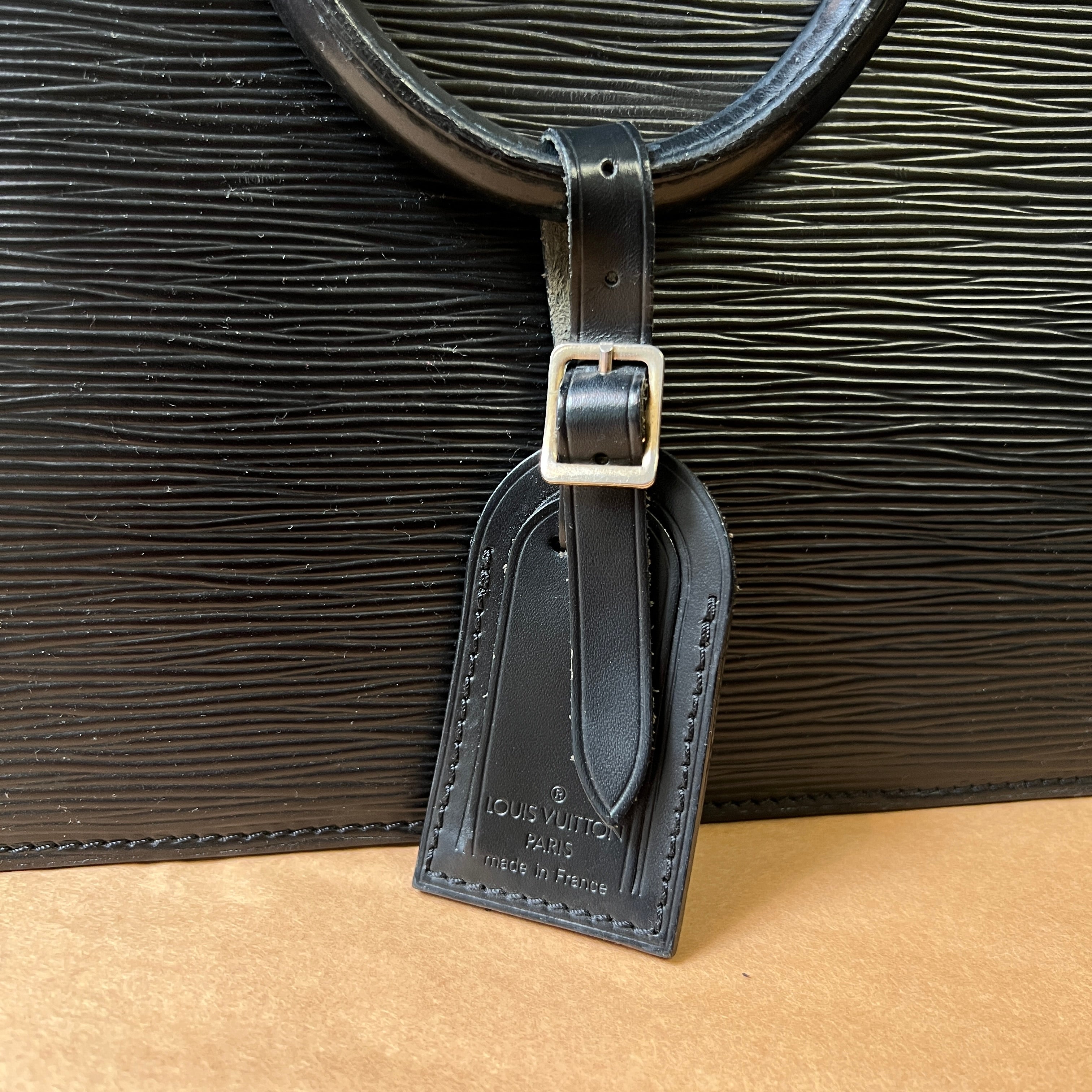 Bond street leather handbag Louis Vuitton Black in Leather - 26988882