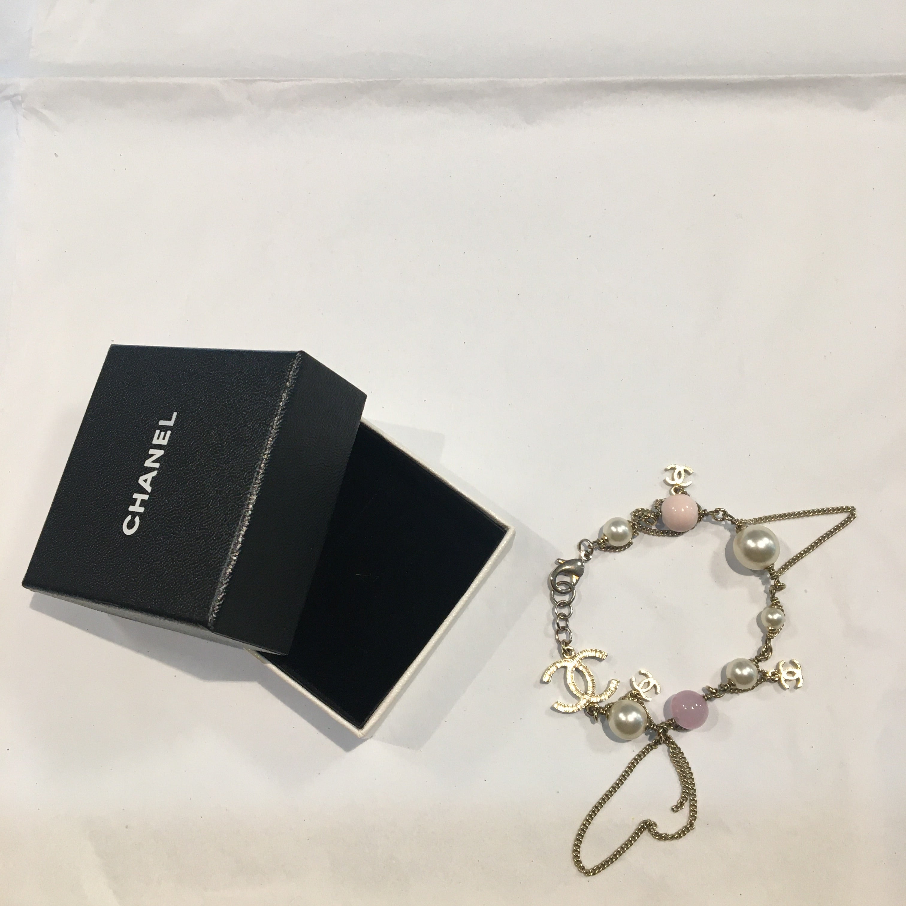 Chanel Pearl & Bag Charm Bracelet – Shrimpton Couture