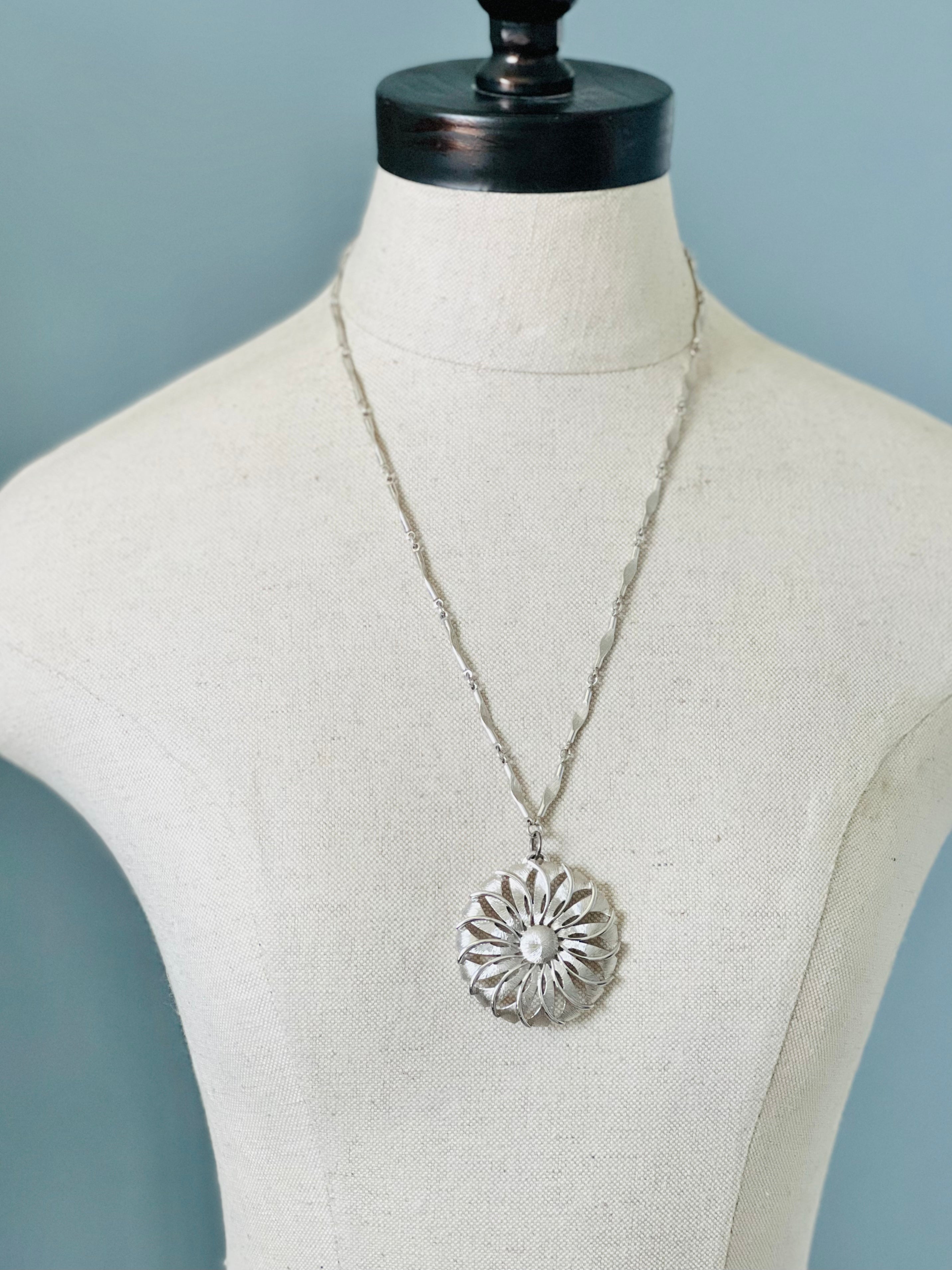 80s Vintage Large Silver Flower Power Necklace By Monet Shop Thrilling 3033