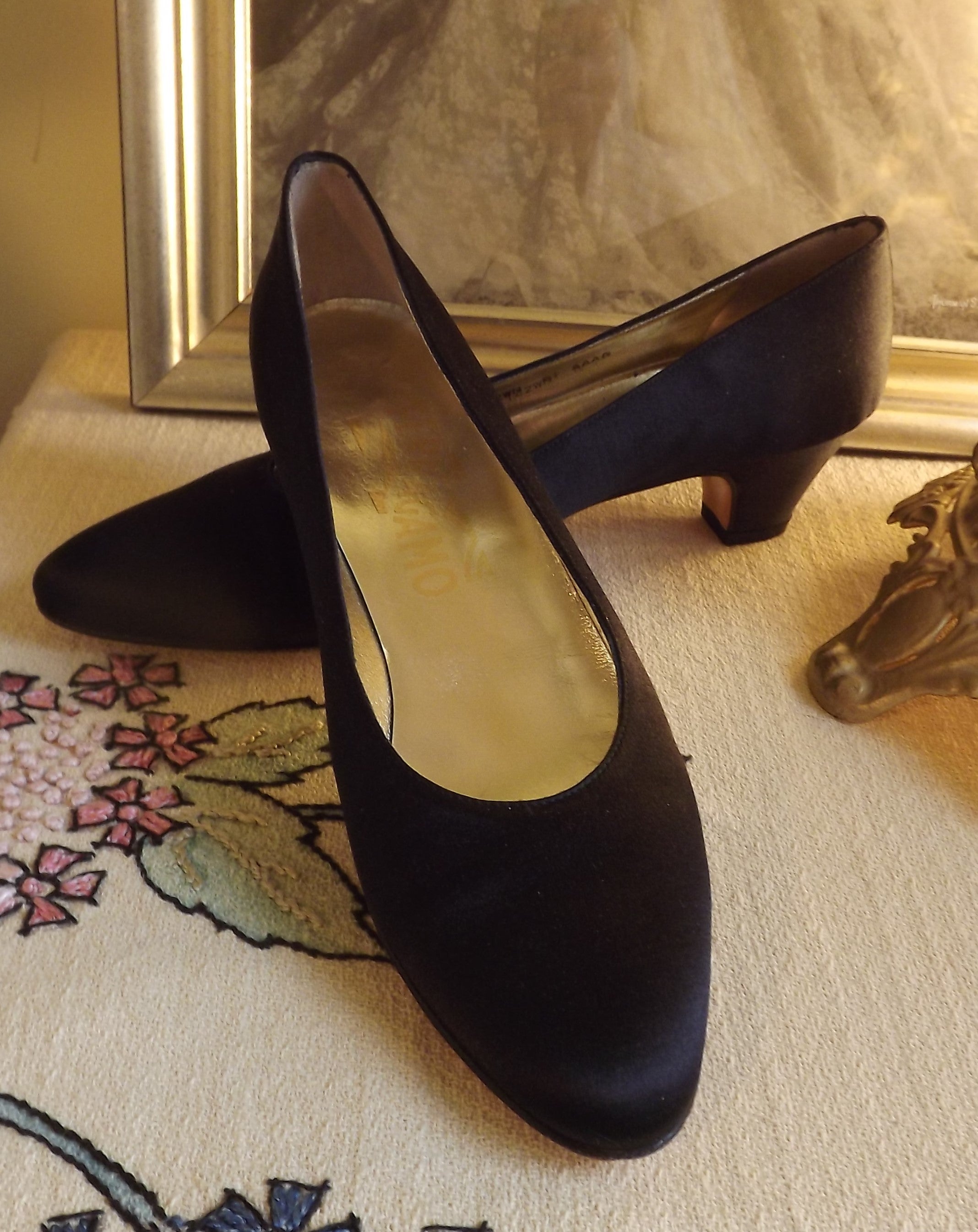 Purchases FERRAGAMO Satin Low Heel Black Pumps