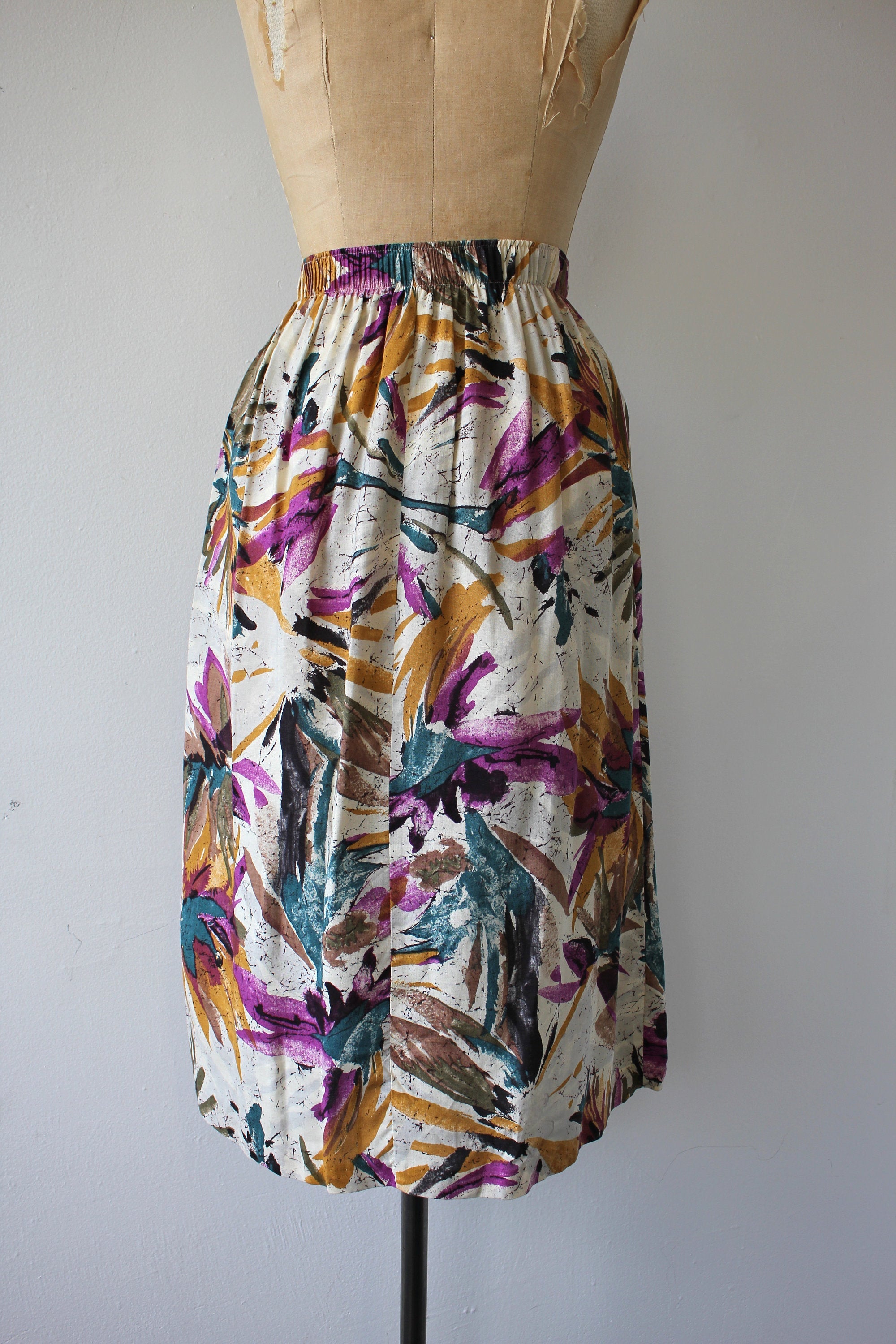Vintage 80's White Abstract Floral Print Pleated Skirt by Maggie ...