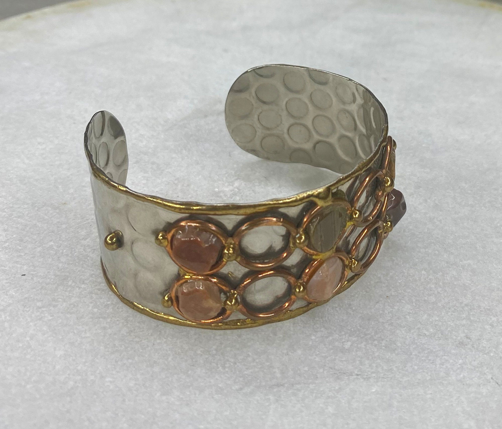Ancien large bracelet rigide cuivre jaune martelé en relief bijou