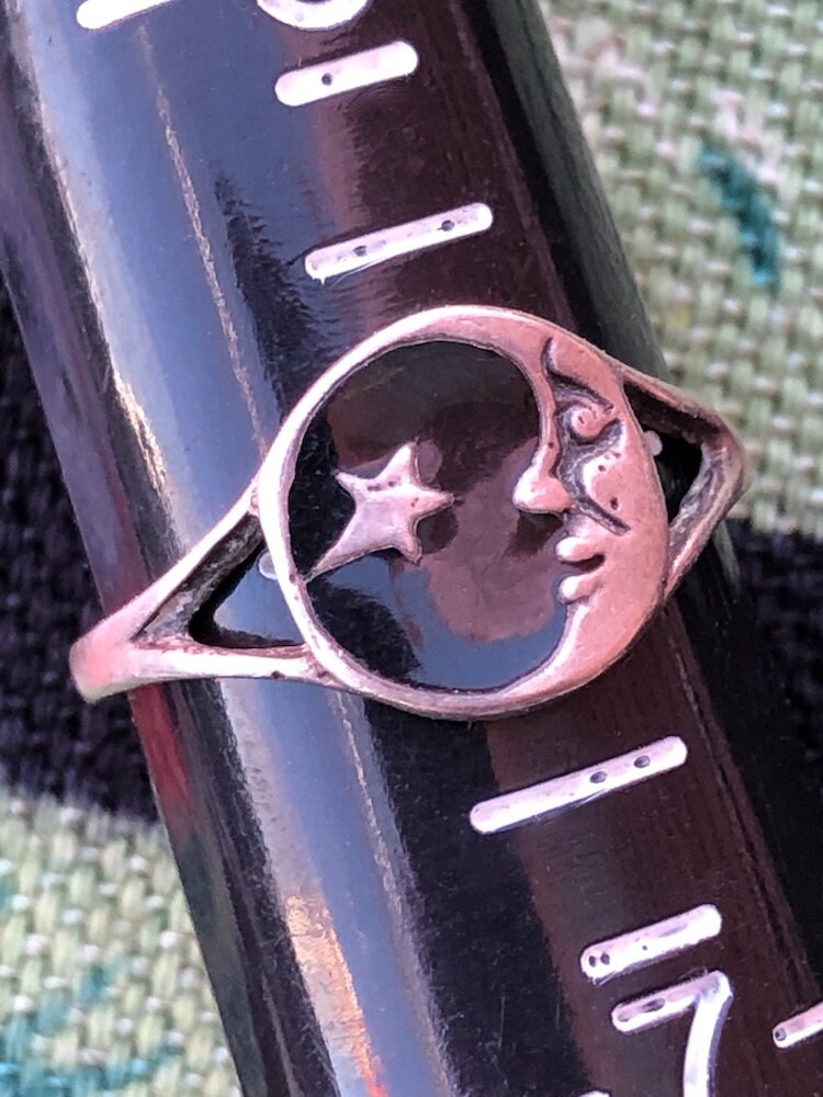 Vintage 90s Crescent Moon Silver Ring | Shop THRILLING