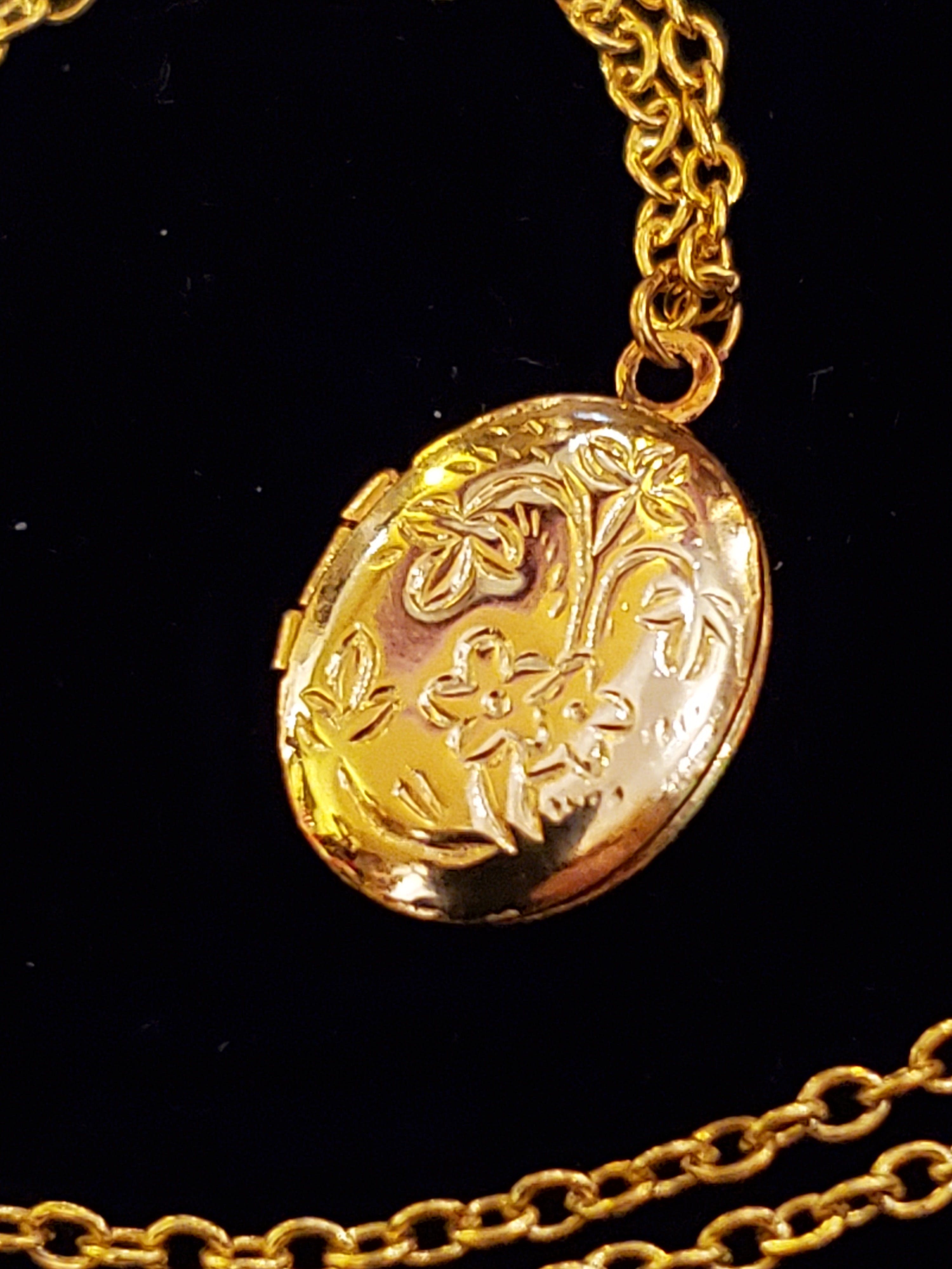 Vintage 70's/80's Deadstock Gold Plated Tiny Locket | Shop THRILLING