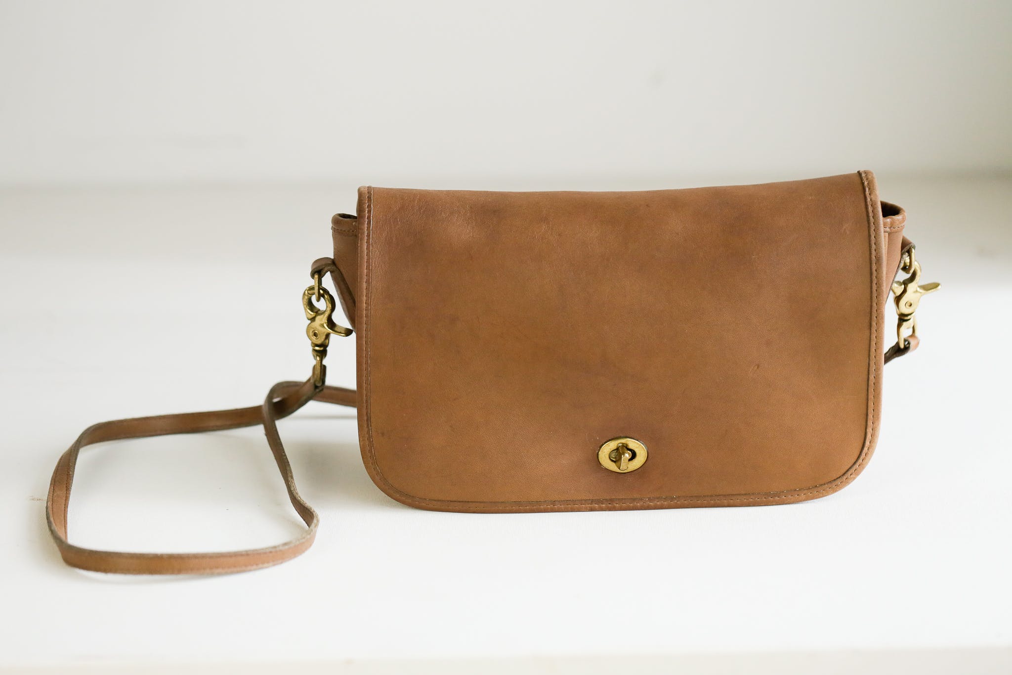 Vintage Legacy Classic Oval Thick Brown Leather Turn Lock Crossbody Bag ...