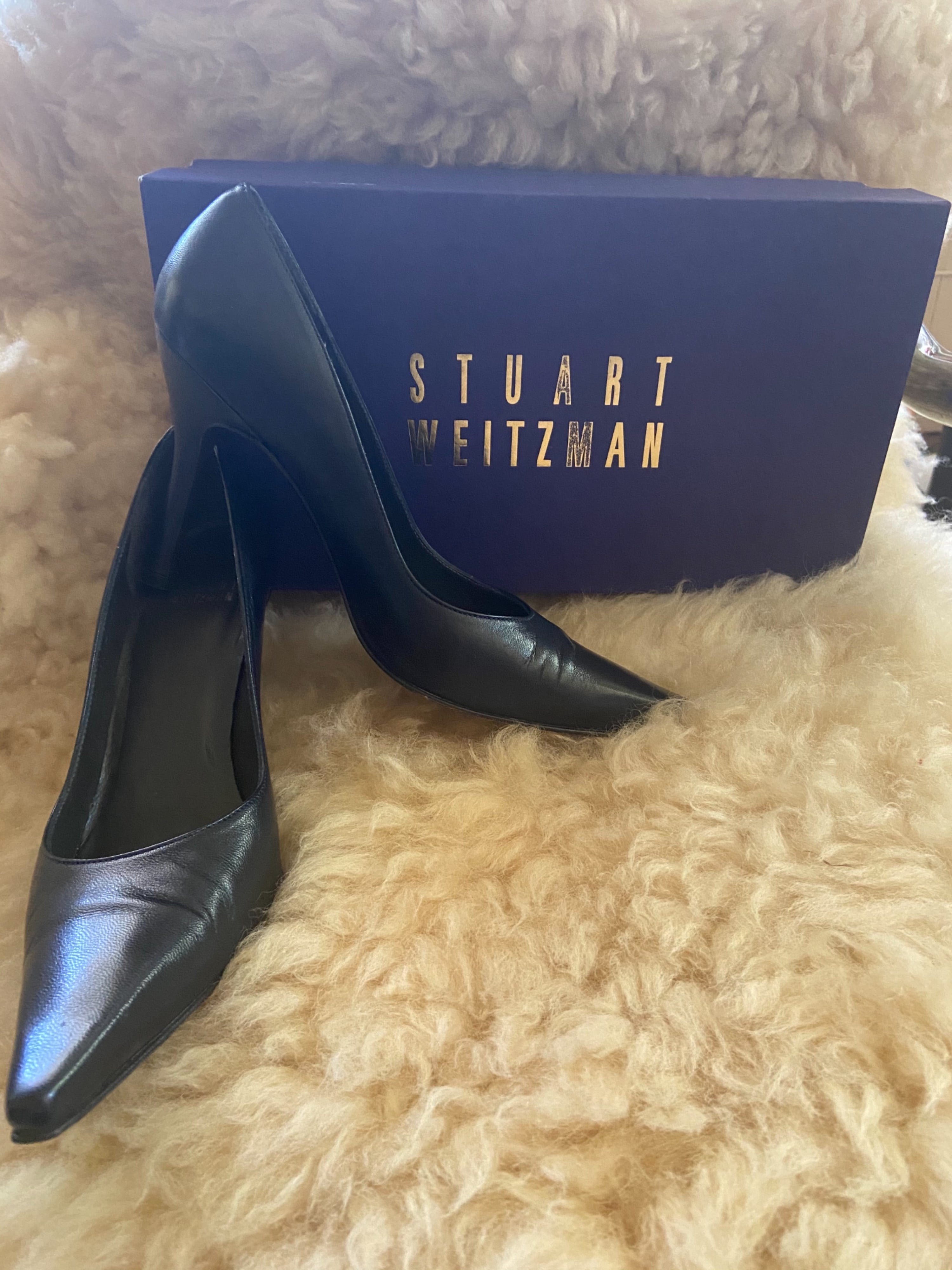 stuart weitzman navy pumps