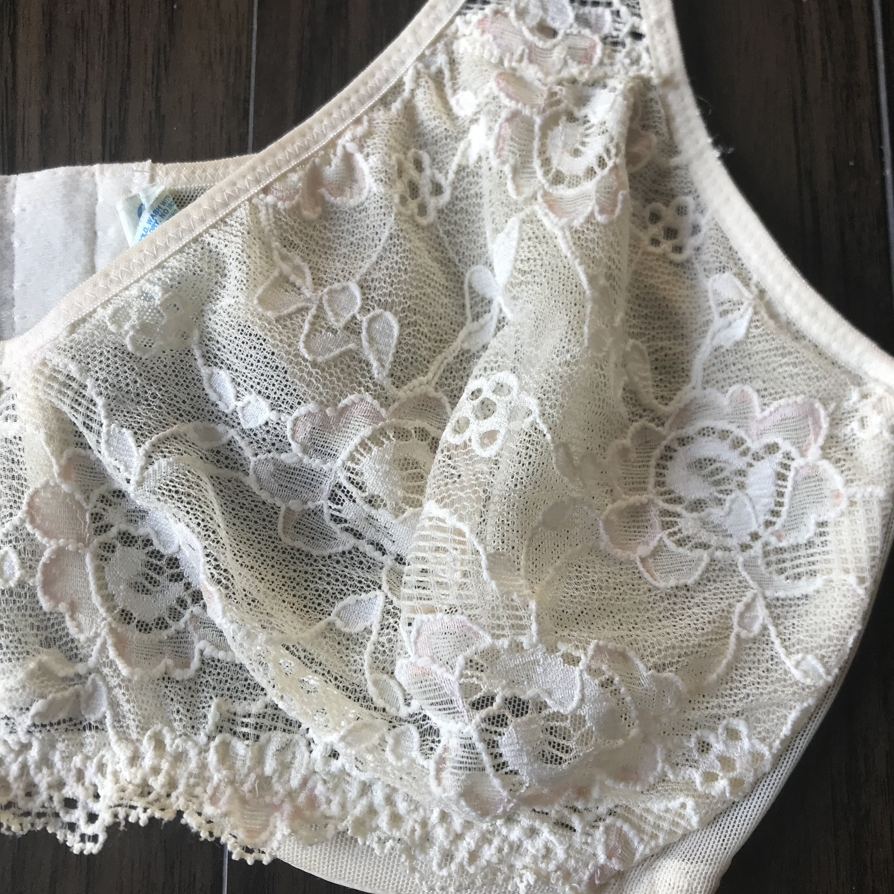 Vintage 90’s Cream Floral Lace Bra by Olga | Shop THRILLING