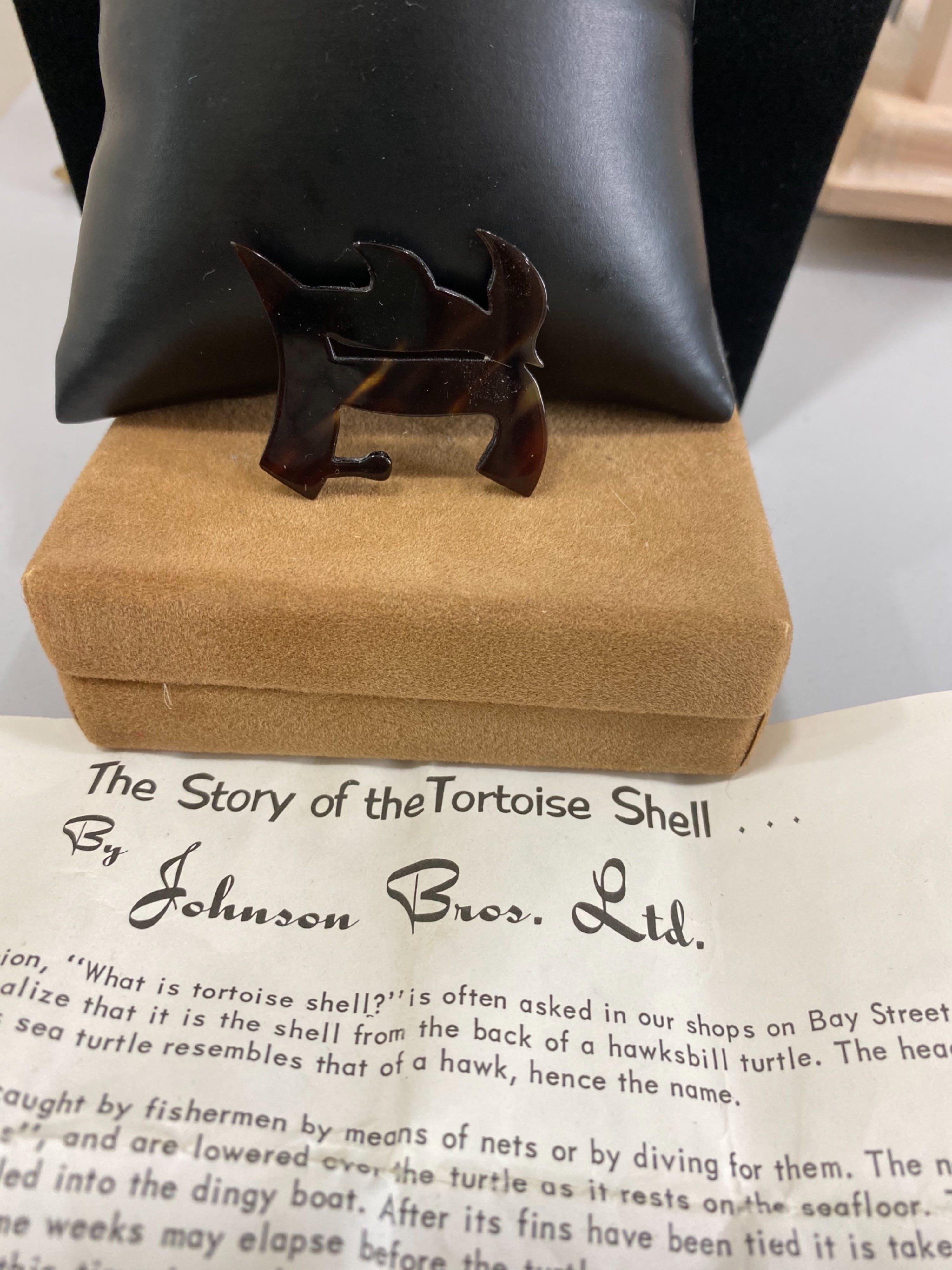 Vintage Johnson Brothers Nassau Bahamas Tortoise Shell Pin | Shop THRILLING